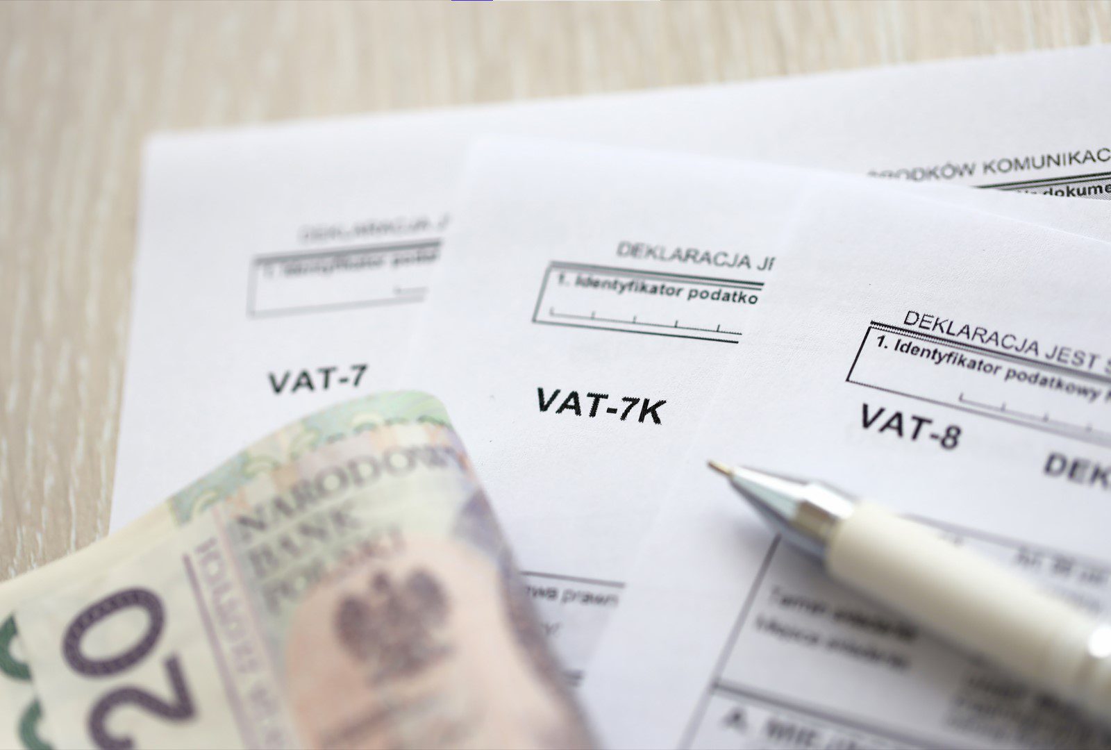Zwolnienie podmiotowe z VAT w 2025 r. – jak prawidłowo ustalić wartość sprzedaży?